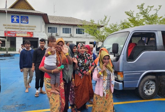 Belasan pengungsi Rohingya dibawa dari Kantor Imigrasi Kelas I TPI Dumai ke Rudenim Pekanbaru (foto/bambang)