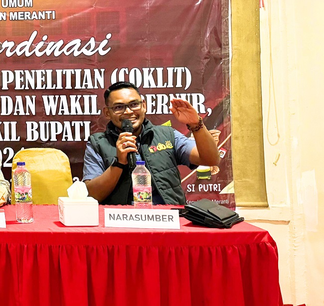 Syamsurizal, S.IP., M.IP Ketua Bawaslu Kabupaten Kepulauan Meranti saat memberikan materi pada Rapat Koordinasi Evaluasi Pencocokan dan Penelitian (COKLIT) di Red 9 Hotel Jalan Siak Selatpanjang.