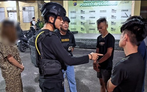 Polisi amankan para pelaku penipuan dan pemerasan melalui MiChat.(foto: barkah/halloriau.com)