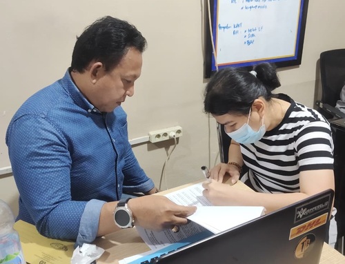 Kuasa hukum Melli, Hendri Irawan, saat membuat laporan ke Polisi, (Foto: Ayendra)