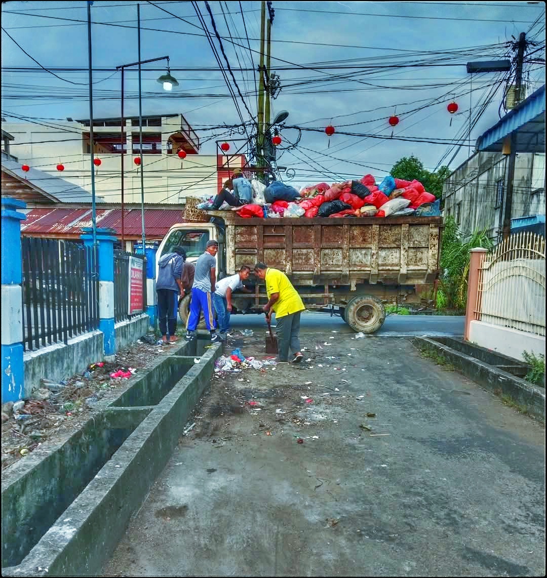 Petugas kebersihan Perkimtan-LH Kepulauan Meranti tampak membersihkan sampah yang berserakan