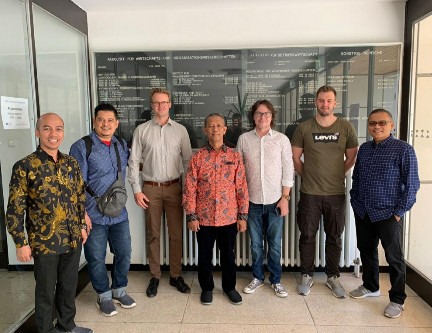 Rektor UIR Prof Syafrinaldi bersama Admiral, Moris Adidi Yogia dan Rahdiansyah dalam program Visiting Profesor and Fellow di Jerman.