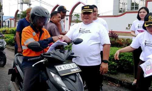 Kajari Dumai, Pri Wijeksono memimpin kegiatan Sosialisasi Anti Korupsi dalam rangka memperingati Hakordia 2024 belum lama ini.(foto: bambang/halloriau.com)