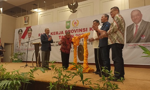 Wakil Gubernur Riau, Edy Natar memukul gong tanda dibukanya Raker KONI Riau 2023.(foto: rahmat/halloriau.com)