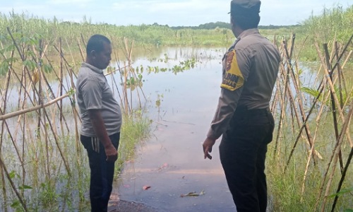 Bhabinkamtibmas Polsek Kuala Cenaku Aipda M Nurhadi meninjaui lokasi kanal blocking.(foto: andri/halloriau.com)