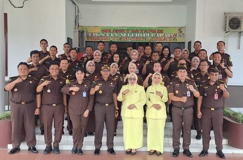 Kajati Riau bersama jajaran Kejari Pelalawan.(foto: andi/halloriau.com)