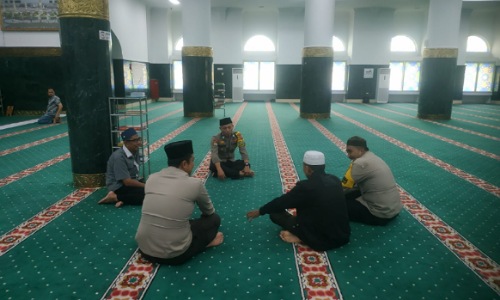 Personel Polsek Pekanbaru Kota bersama jamaah Masjid Raya Annur Riau.(foto: istimewa)