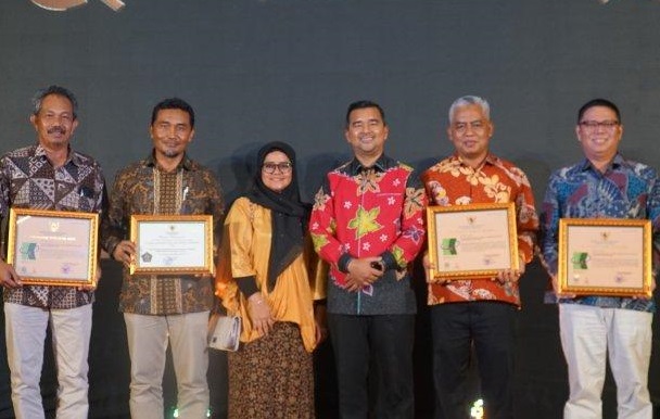 Kepala Dinas Tenaga Kerja dan Transmigrasi Provinsi Riau, Boby Rachmat foto bersama Deputy Business Unit (BU) Head Plantation RAPP, Adi Kusnadi, OHS Manager RAPP, Edy Supriyatno, Estate Manager Blok Tesso, Budi Waskito, Estate Manager Blok Tasik Belat, Ricky Tohar, dan Askep OHS Departemen Syarly Susan. 