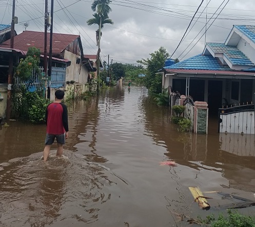 ilustrasi: Sejumlah rumah warga di Kelurahan Sri Meranti, Kecamatan Rumbai, terendam banjir setelah Sungai Siak meluap akibat curah hujan tinggi dalam beberapa hari terakhir. (Foto: T Fawzi)