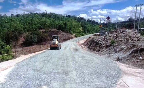 Jalan Lintas Riau-Sumbar di Desa Tanjung Alai, Kecamatan XIII Koto Kampar, Kabupaten Kampar hampir rampung diperbaiki.(foto: sri/halloriau.com)