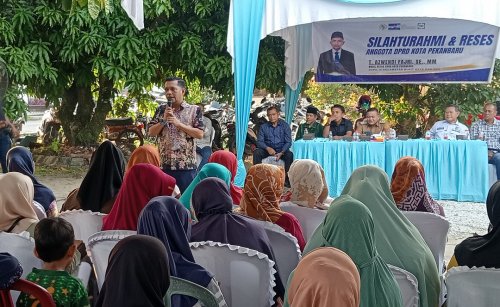  Wakil Ketua DPRD Kota Pekanbaru, Tengku Azwendi Fajri saat reses di Bukit Raya.(foto: mimi/halloriau.com)