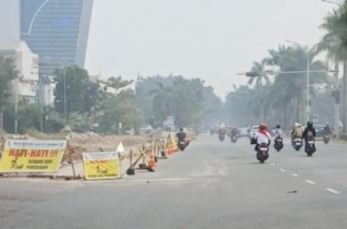 Pembangunan Simpang Sebidang Jalan Arifin Ahmad-Sudirman depan Purna MTQ Pekanbaru masih berlangsung.(foto: angga/halloriau.com)
