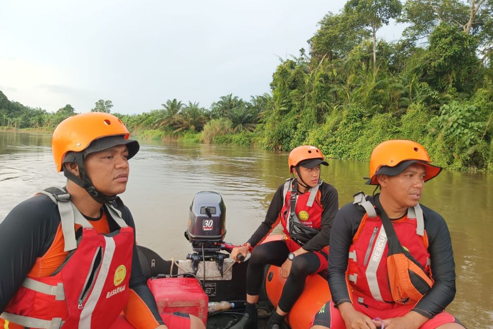 Tim SAR saat melakukan pencarian jasad mahasiswa PCR yang tenggelam di Sungai Kampar kawasan wisata Pulau Cinta.(foto: mcr)