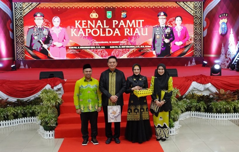 Gubri Abdul Wahid bersama Irjen Iqbal di acara pisah sambut Kapolda Riau (foto/yuni)