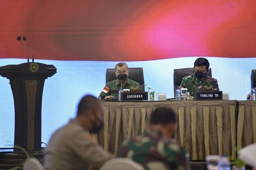 Panglima TNI Marsekal Hadi Tjahjanto memuji Gubernur Riau Syamsuar atas keberhasilan tekan kasus Covid-19 saat pertemuan di Hotel Pangeran, Pekanbaru.


