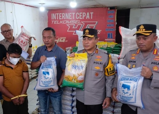Polda Riau menetapkan distributor pengolpos 9 ton beras reject di Kota Pekanbaru sebagai tersangka. (dok. Polda Riau)

