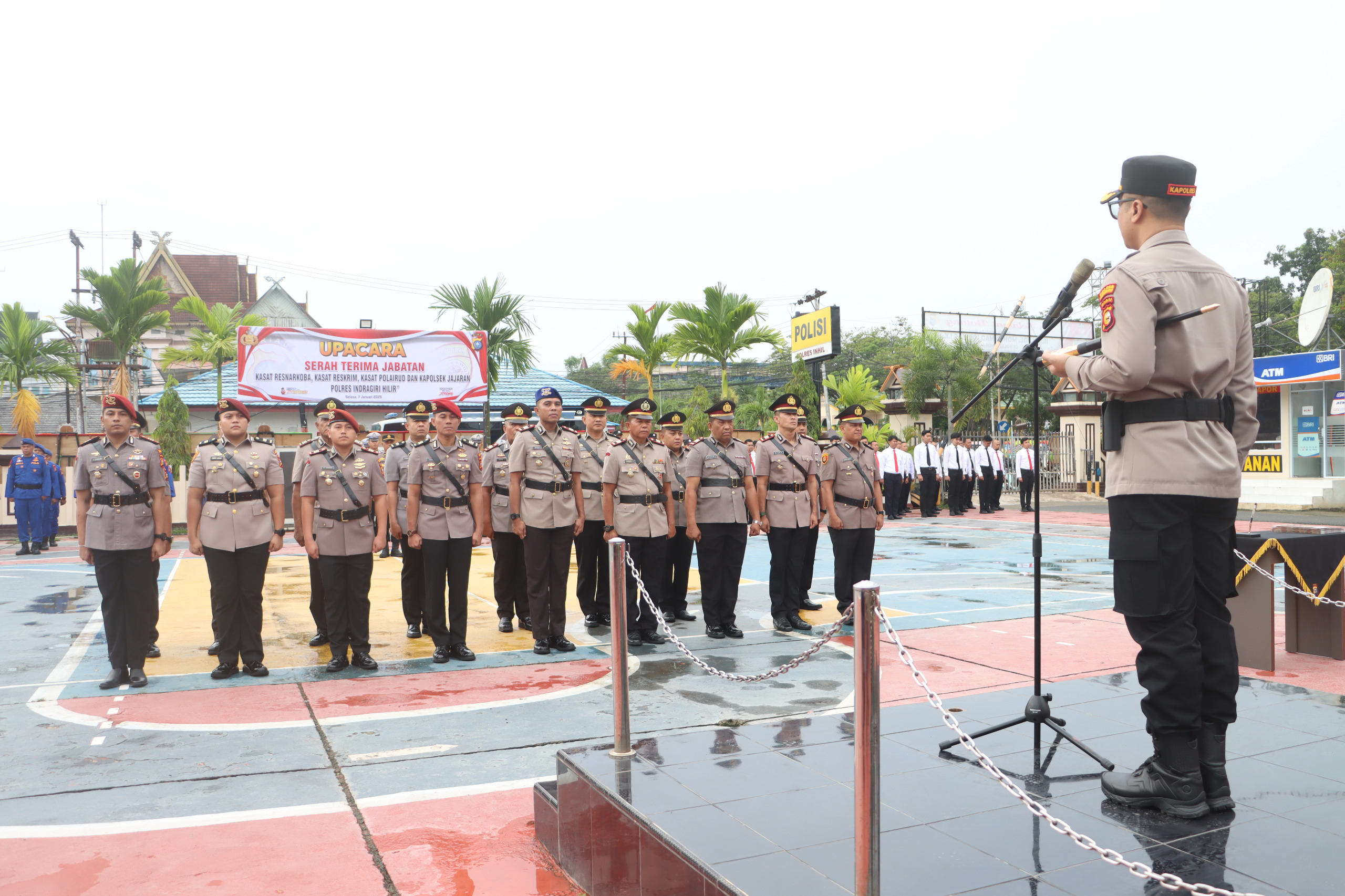 Saat Kapolres memberi arahan ke seluruh peserta upacara serah terima jabatan (sertijab). (Foto: Ayendra)