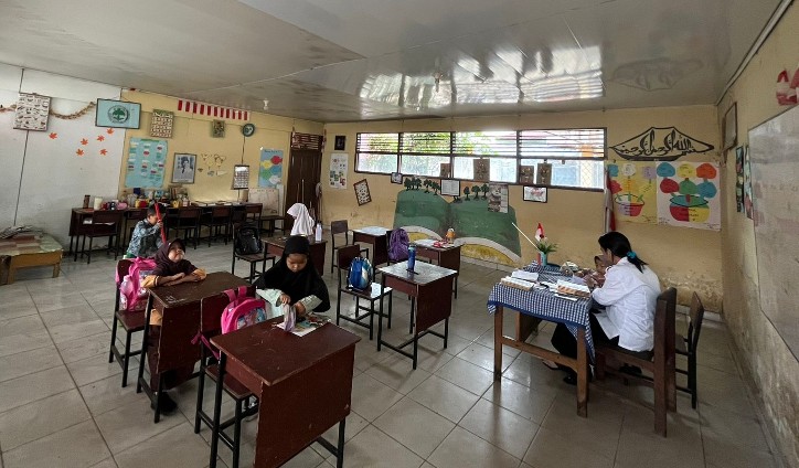 Guru SDN 57 Pekanbaru masih aktif mengajar kelas 1, walau cuma lima murid (foto/Dini)