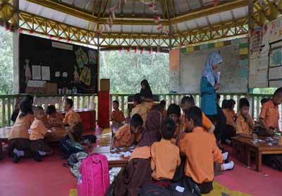   Suasana sekolah alam di berbagai estate operasional RAPP. Di sekolah ini, para siswa tetap belajar sesuai dengan kurikulum yang dikeluarkan oleh Kementrian Pendidikan dan Kebudayaan RI, para siswa juga memperoleh ilmu tambahan mengenai lingkungan.