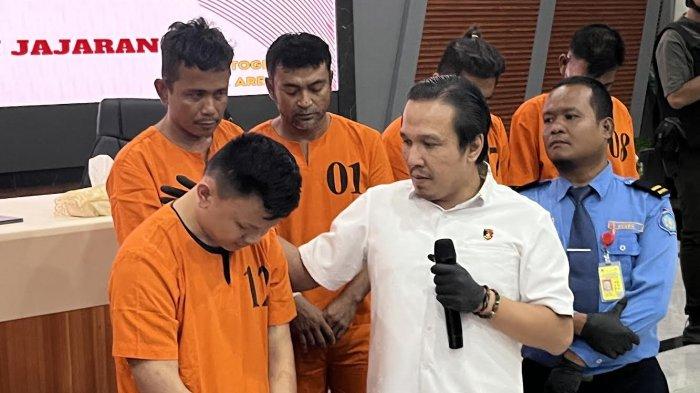 Direktur Reserse Narkoba Polda Riau, Kombes Pol Manang Soebeti dan tersangka K saat ekspos pengungkapan kasus narkoba di Mapolda Riau.(foto: tribunpekanbaru.com)