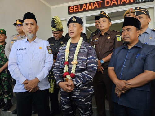 Walikota Dumai, Paisal bersama Danlanal Dumai Kolonel Laut (P) Abdul Haris di Mako Lanal Jalan Yos Sudarso (foto/bambang)