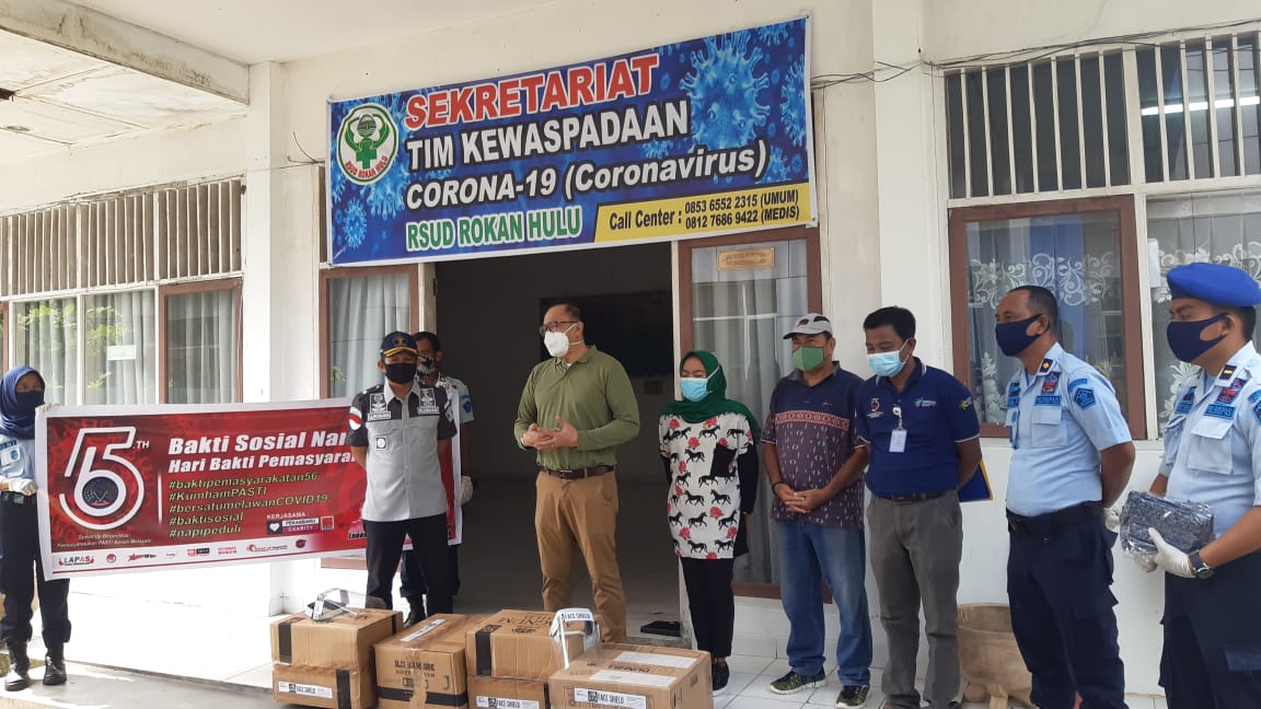 Kalapas Klas II B Pasir Pangaraian, M.Lukman, serahkan bantuan APD kepada Direktur RSUD dan Puskesmas Rambah berupa Face Shield dan masker karya warga binaan upaya peduli tenaga medis dalam menangani penyebaran COVID- 19