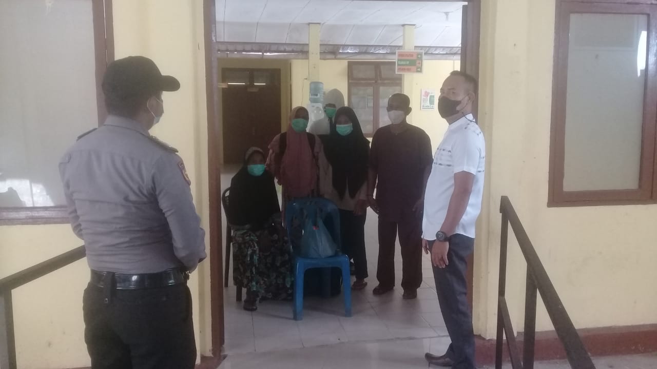 Anggota Polsek Tebingtinggi Barat memberikan esktra puding bagi pasien Covid-19 yang diisolasi