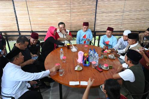 Paslon Gubernur Riau nomor urut 1 Abdul Wahid-SF Hariyanto bersama UAS dan seluruh Paslon Pilwako Pekanbaru 2024.(foto: sri/halloriau.com)