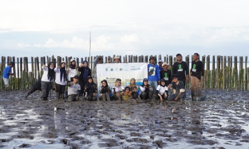 Sobat Bumi Riau bersama Komunitas Sekat Bakau, serta masyarakat Desa Buruk Bakul.(foto: istimewa)