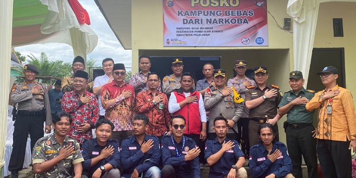 Kapolres Pelalawan saat peresmian Kampung Bebas Narkoba di Desa Makmur.(foto: andi/halloriau.com)