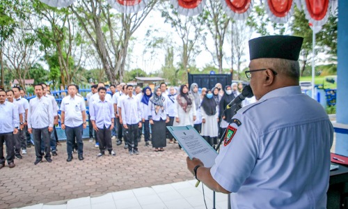 Kadiskominfotiksan Dumai H. Khairil Adli memimpin pembacaan Ikrar Netralitas ASN pada Pemilu 2024, Rabu (11/1/2023) dihalaman kantor Diskominfotiksan Dumai.(foto: bambang/halloriau.com)