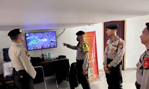 Satgas OMB-LK saat melakukan pengamanan di Kantor KPU Riau.(foto: mcr)