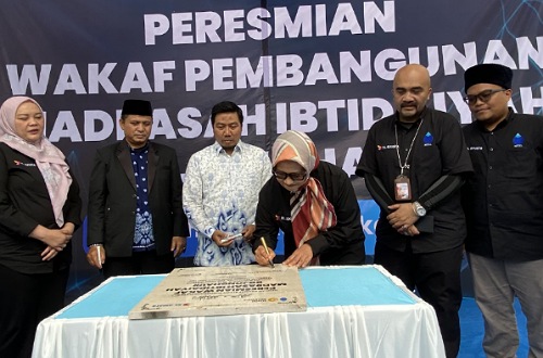 (ki-ka) Group Head XL Axiata Regional Jabodetabek Rd Sofia Purbayanti, Kepala MI Bojonghaur Nanang Suryana, CEO Masjid Nusantara Pras Purworo, Presiden Direktur & CEO XL Axiata Dian Siswarini dan jajaran manajemen XL Axiata saat prosesi peresmian wakaf pembangunan Madrasah Ibtidaiyah Bojonghaur di Sukabumi.(foto: istimewa)