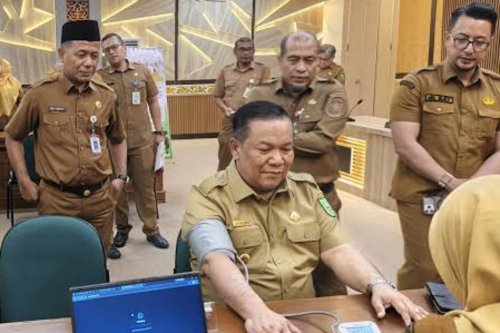 Sekretaris Diskes Pekanbaru, Dedi Sambudi dampingi Plt Gubernur Riau, SF Hariyanto manfaatkan layanan CKG.(foto: int)