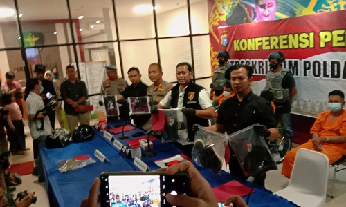 Dir Reskrimum Polda Riau, Kombes Pol Asep Darmawan saat ekspos pengungkapan kasus perampokan nasabah BRI Kampar di Mapolda Riau.(foto: bayu/halloriau.com)