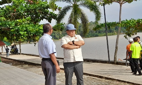 Sekdaprov Riau, SF Hariyanto saat meninjau venue Kejurnas Dayung Junior di Danau Kebun Nopi Kuansing.(foto: ultra/halloriau.com)