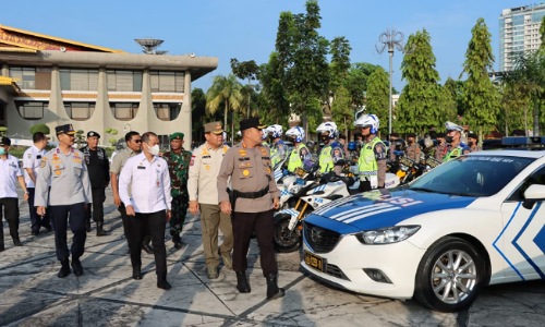 Kapolresta Pekanbaru, Kombes Pol Pria Budi saat meninjau kesiapan personel pengamanan Tour de Siak 2022 di Pekanbaru.(foto: bayu/halloriau.com)