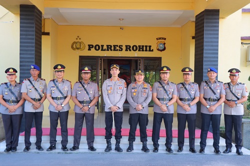 Kapolres Rohil berharap perwira yang jabat posisi baru agar bisa berprestasi dan segera menyesuaikan diri (foto/zal)