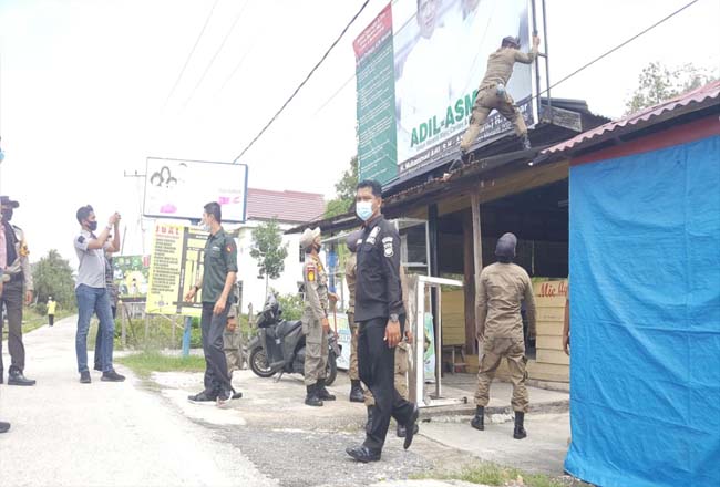 Satpol PP dan Bawaslu Meranti bongkar APS salah satu paslon.