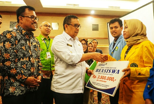 Wakil Gubernur Riau, Edy Natar menyerahkan secara simbolik beasiswa CD PT RAPP kepada salah satu mahasiswa di Riau.