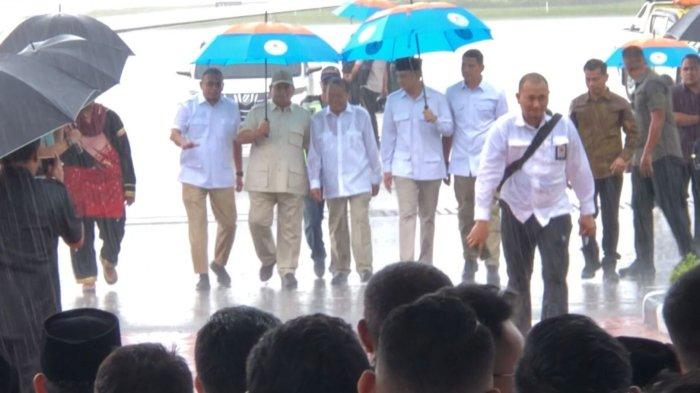 Ketum Gerindra, Prabowo basah-basahan tiba di Ranah Minang (foto/detik)