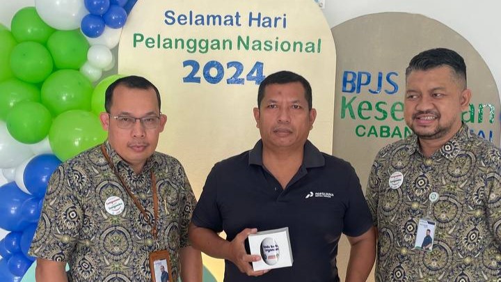 Kepala BPJS Kesehatan Cabang Dumai, Bernat Sibarani bersama peserta JKN.(foto: istimewa)