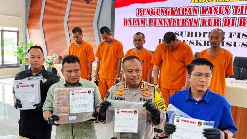 Para tersangka korupsi KUR BNI Bengkali ssaat diekspos di Mapolda Riau.(foto: tribunpekanbaru.com)