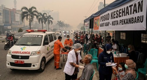 Pemprov Riau siapkan 5 posko kesehatan lengkap dengan ambulans.(ilustrasi/AI/halloriau.com)