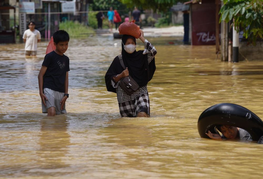 Ilustrasi banjir melanda lima daerah Riau membuat ribuan orang mengungsi (foto/int)