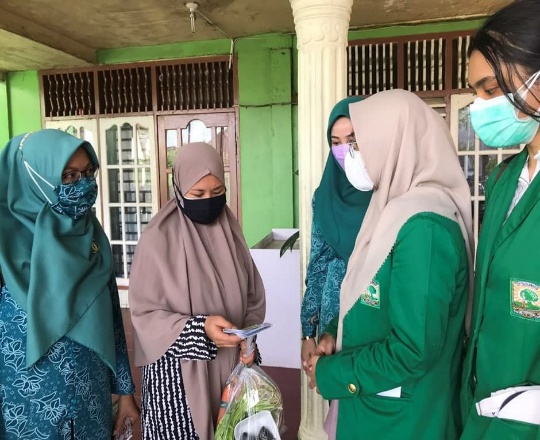 Ibu-ibu PKK Kelurahan Balik Alam, Kecamatan Mandau, Kabupaten Bengkalis bersama mahasiswa KKN Universitas Andalas melaksanakan Program Jumat Berkah.