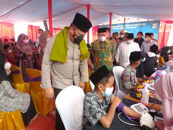 Memperingati Hari Santri Nasional ke-4 tahun 2021, Polda Riau menggelar vaksinasi massal di Pondok Pesantren Hidayatul Salafiyah Desa Utama Karya Kecamatan Kampar Kiri Tengah