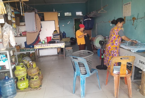 Linda, Ketua Kelompok Mekaar Sri Jawa (kanan) merasakan manfaat PNM (foto/riki)