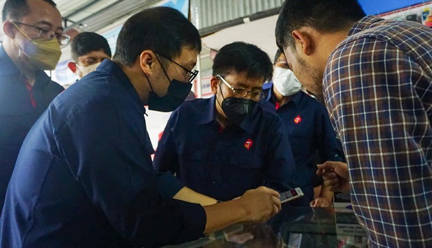 Sambungkan Senyuman Ramadan dan Idul Fitri 1443 H_1 : Direktur Utama Telkomsel Hendri Mulya Syam (tengah) didampingi Executive Vice President West Area Sales Telkomsel Gilang Prasetya (kiri) menyapa pelanggan serta memastikan kesiapan Telkomsel untuk #SambungkanSenyuman selama momen Ramadan dan Idul Fitri 1443 H yang mencatatkan pertumbuhan data Telkomsel hingga 21 persen. 