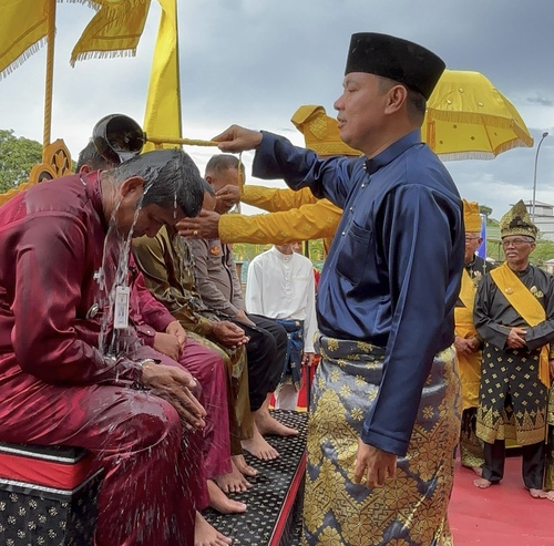 Wakil Bupati Pelalawan, H. Husni Tamrin, menghadiri upacara adat Mandi Belimau Sultan. (Foto: Andy Indrayanto)